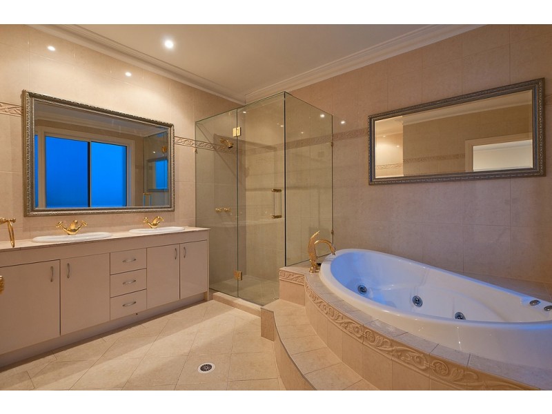 6 Istana View, Clear Island Waters QLD 4226