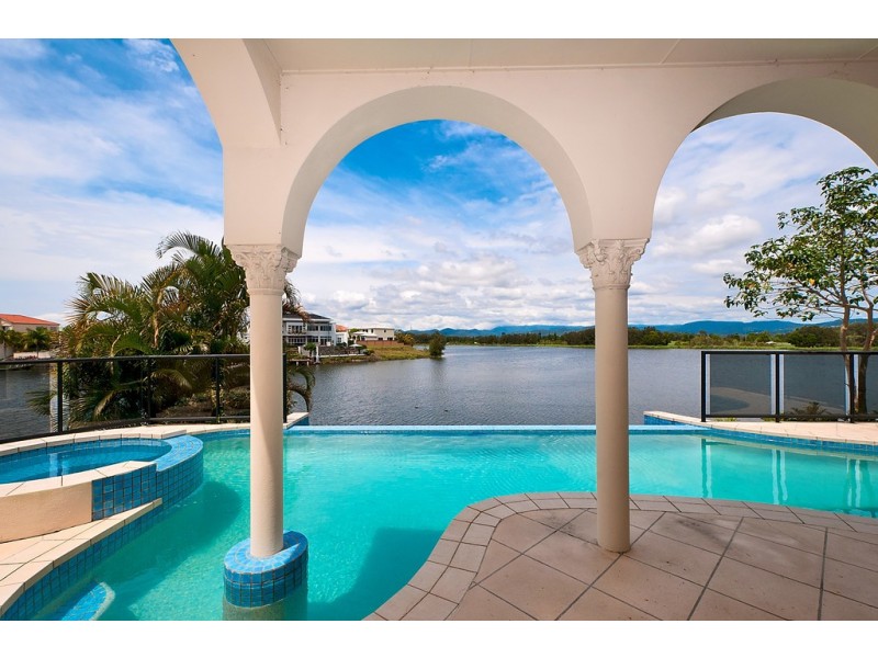 6 Istana View, Clear Island Waters QLD 4226