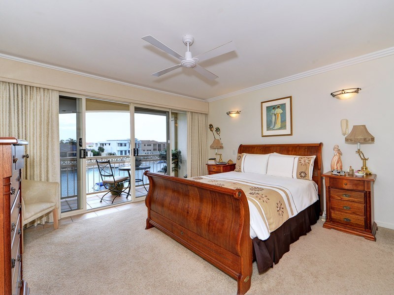 33/76 Bayview Street, Runaway Bay QLD 4216