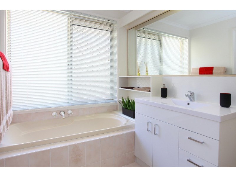 4 Macedon Close, Robina QLD 4226