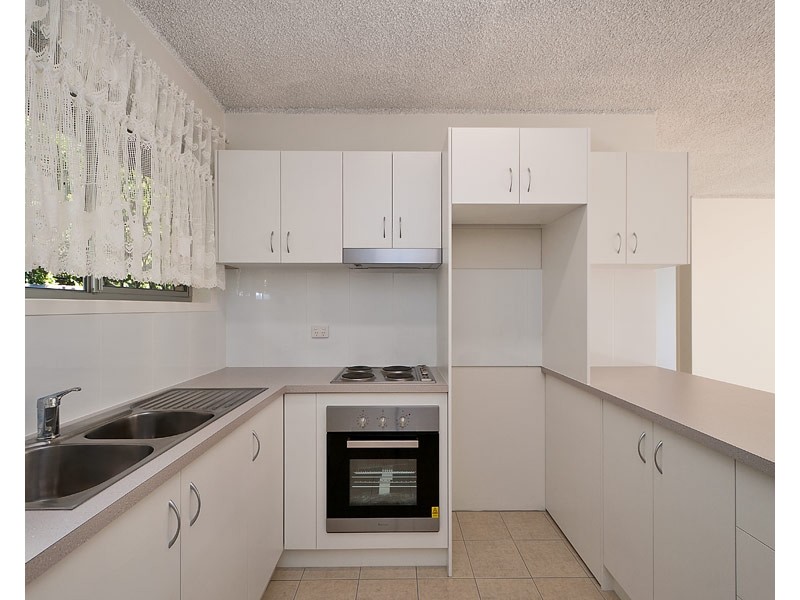 2/120 Stanhill Drive, Chevron Island QLD 4217