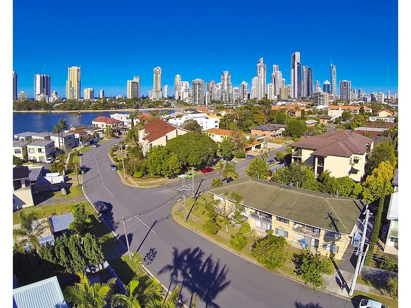 2/120 Stanhill Drive, Chevron Island QLD 4217