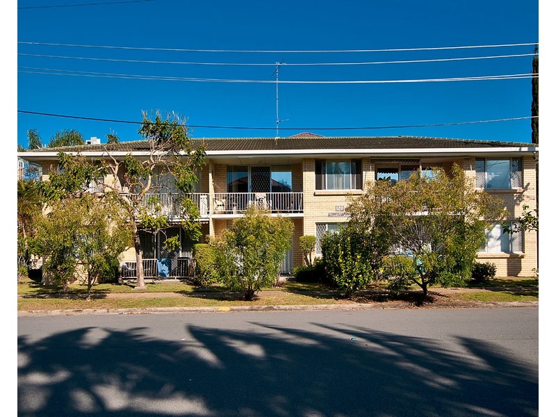 2/120 Stanhill Drive, Chevron Island QLD 4217