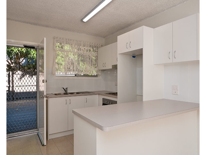 2/120 Stanhill Drive, Chevron Island QLD 4217