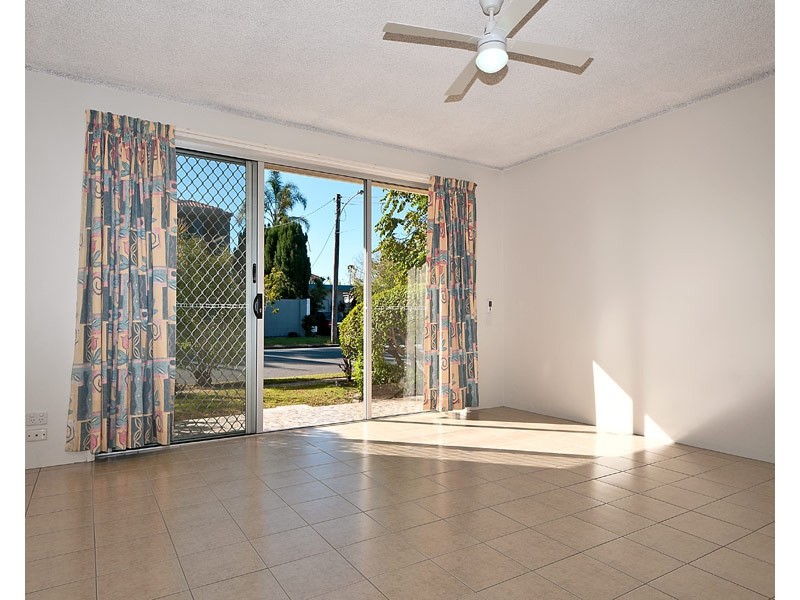 2/120 Stanhill Drive, Chevron Island QLD 4217
