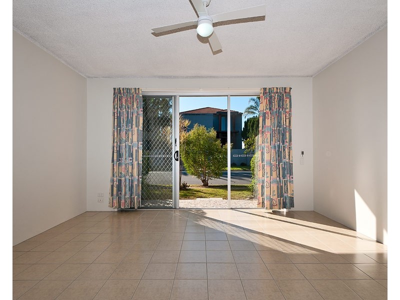 2/120 Stanhill Drive, Chevron Island QLD 4217