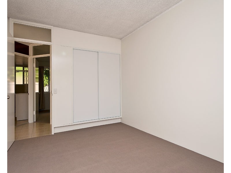 2/120 Stanhill Drive, Chevron Island QLD 4217