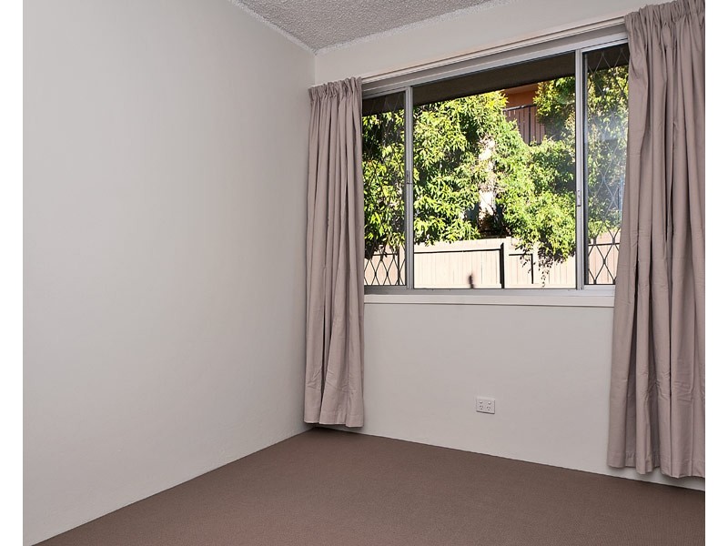 2/120 Stanhill Drive, Chevron Island QLD 4217