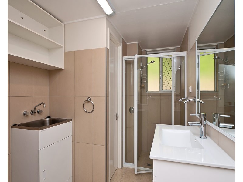 2/120 Stanhill Drive, Chevron Island QLD 4217