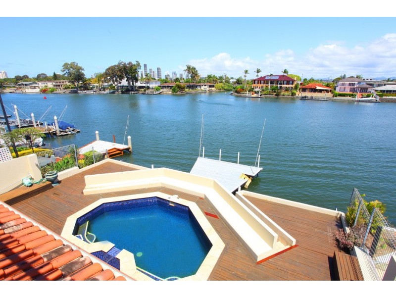 118 Amalfi Drive, Isle Of Capri QLD 4217