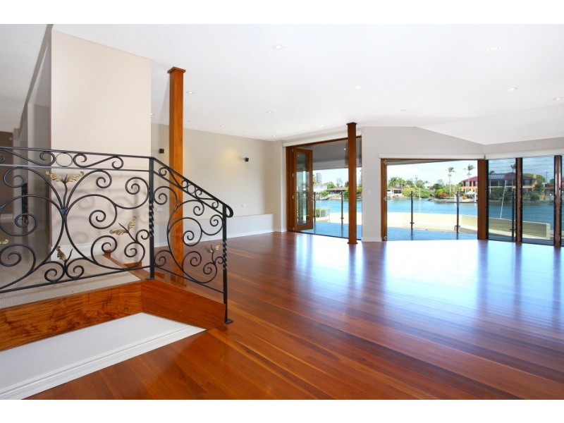 118 Amalfi Drive, Isle Of Capri QLD 4217