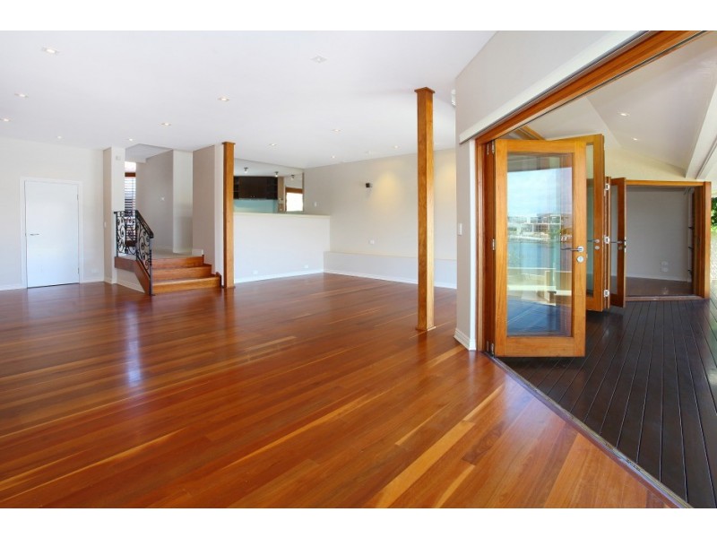 118 Amalfi Drive, Isle Of Capri QLD 4217