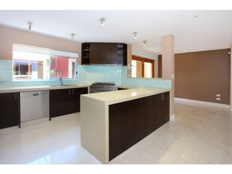 118 Amalfi Drive, Isle Of Capri QLD 4217