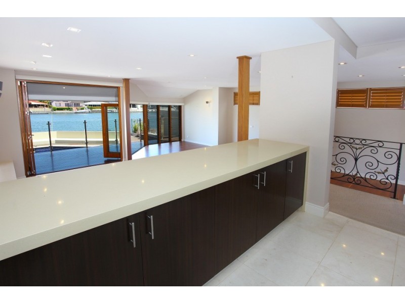 118 Amalfi Drive, Isle Of Capri QLD 4217