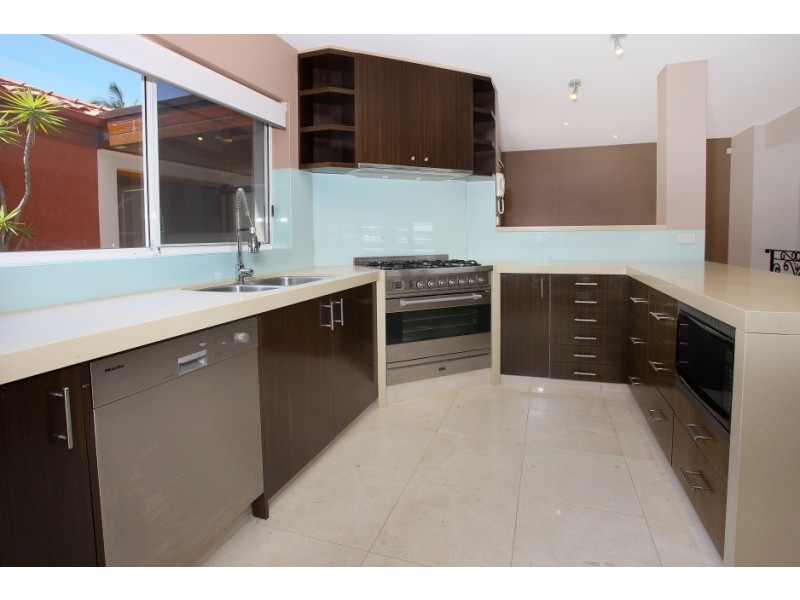 118 Amalfi Drive, Isle Of Capri QLD 4217