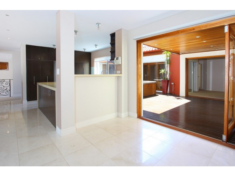 118 Amalfi Drive, Isle Of Capri QLD 4217