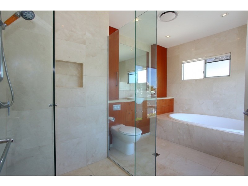 118 Amalfi Drive, Isle Of Capri QLD 4217