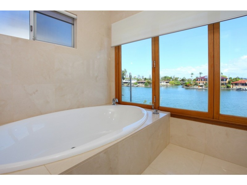118 Amalfi Drive, Isle Of Capri QLD 4217