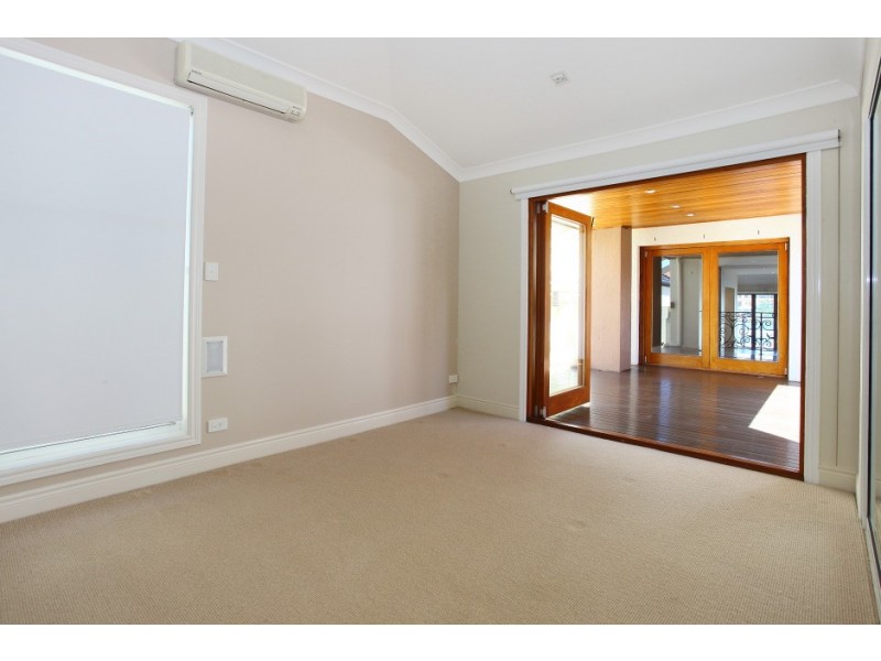 118 Amalfi Drive, Isle Of Capri QLD 4217