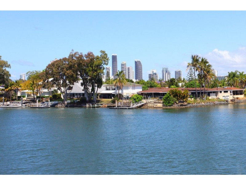 118 Amalfi Drive, Isle Of Capri QLD 4217