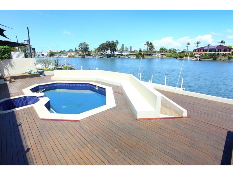 118 Amalfi Drive, Isle Of Capri QLD 4217