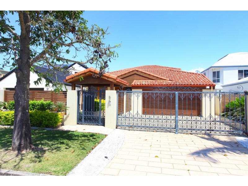 118 Amalfi Drive, Isle Of Capri QLD 4217