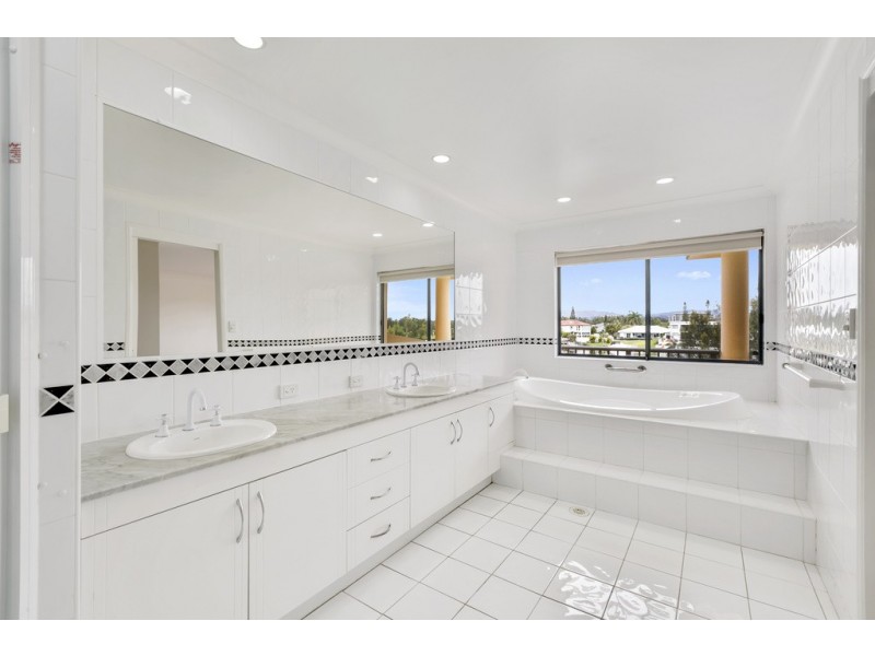 Villa 2 ‘Ashton’ Rhode Island 125 Santa Cruz Boulevard, Clear Island Waters QLD 4226