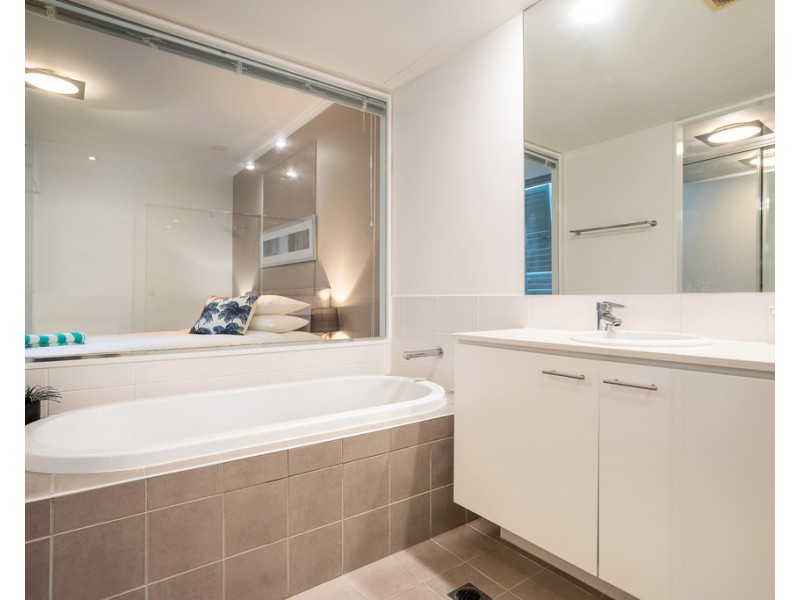 2009/33 TE Peters Drive Freshwater Point, Broadbeach Waters QLD 4218