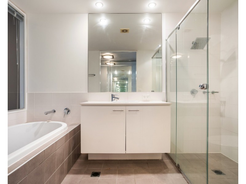 2009/33 TE Peters Drive Freshwater Point, Broadbeach Waters QLD 4218