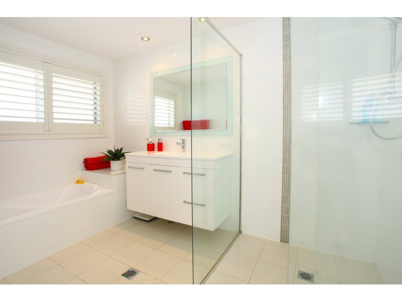 5 Tyrone Avenue, Sorrento QLD 4217