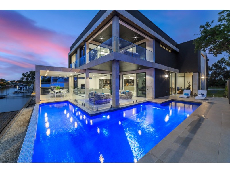 31 Southern Cross Drive, CRONIN ISLAND, Surfers Paradise QLD 4217