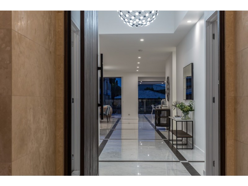 31 Southern Cross Drive, CRONIN ISLAND, Surfers Paradise QLD 4217