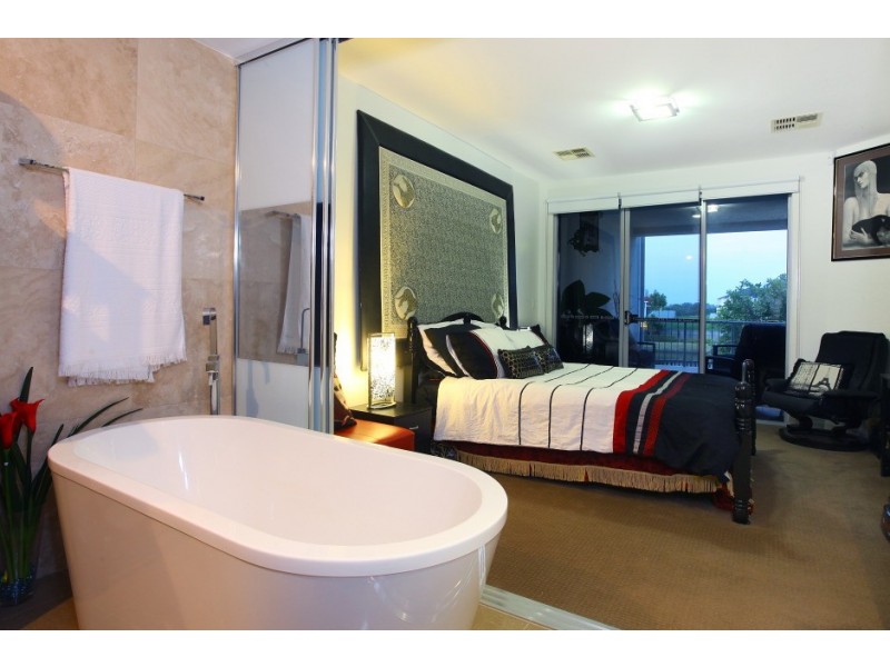 3/5019 Emerald Island Drive, Carrara QLD 4211
