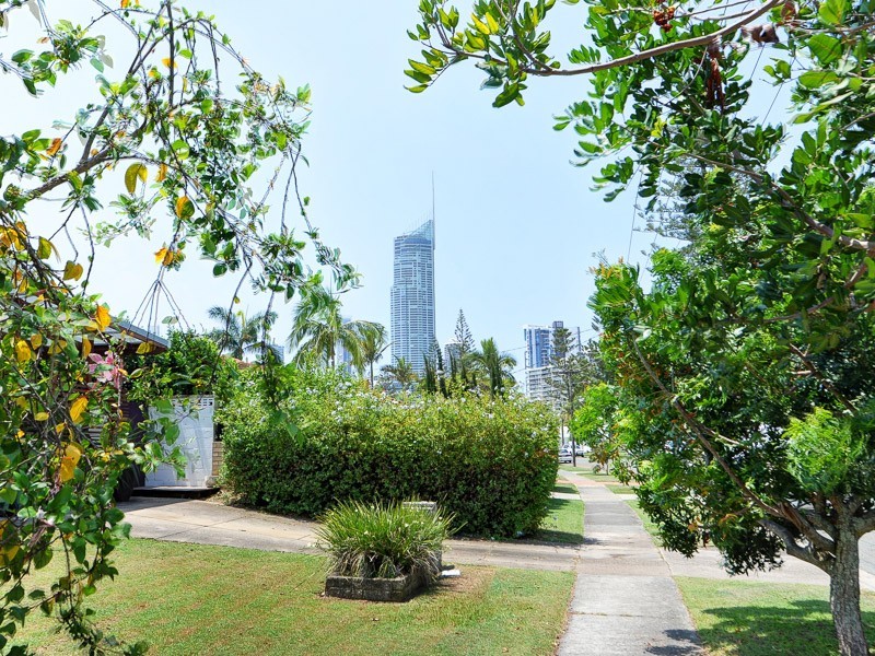 49 Amalfi Drive, Isle Of Capri QLD 4217
