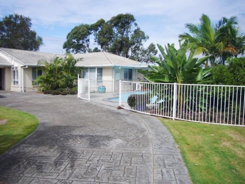 59 Cayman Dr, Clear Island Waters QLD 4226