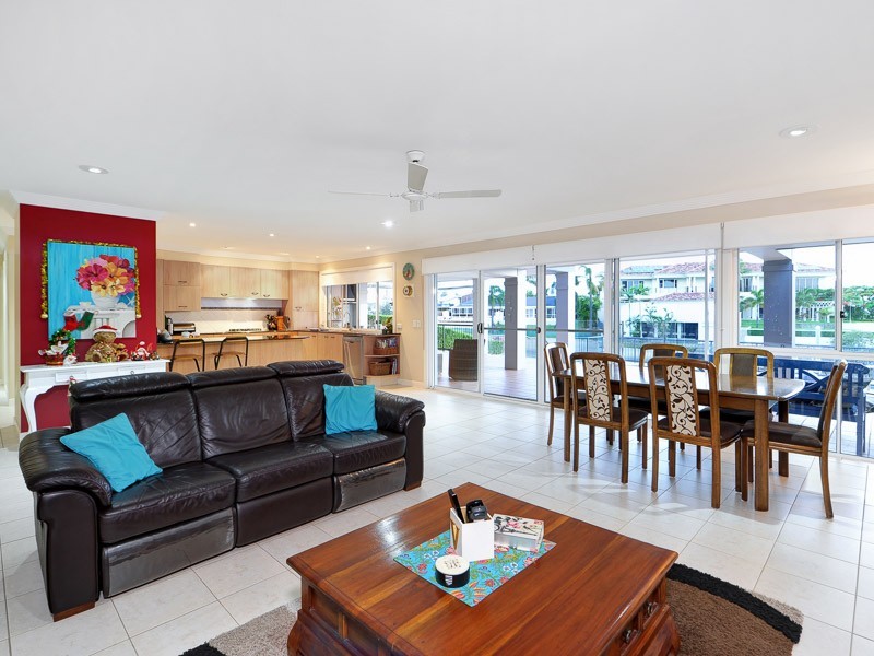 335 Monaco Street, Broadbeach Waters QLD 4218