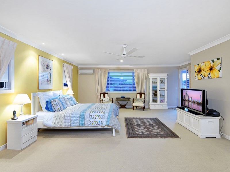 335 Monaco Street, Broadbeach Waters QLD 4218