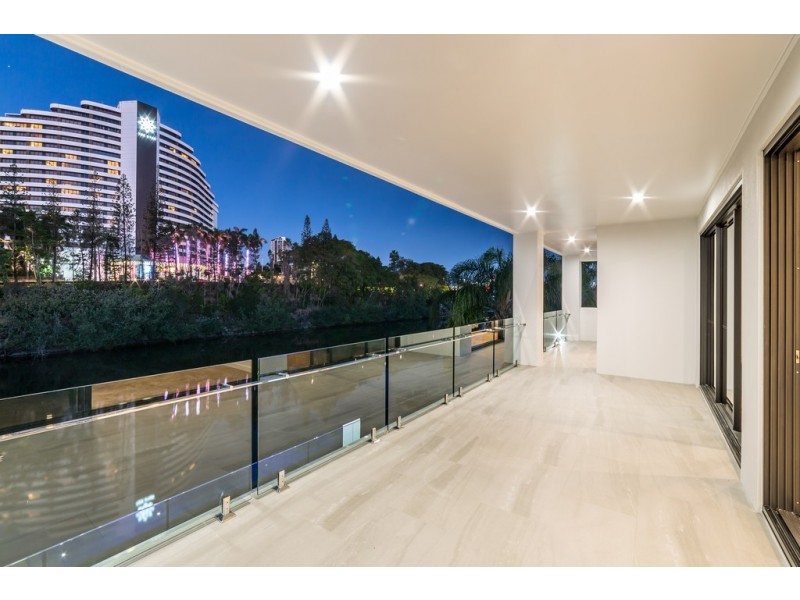 10 Lakeland Key, Broadbeach Waters QLD 4218