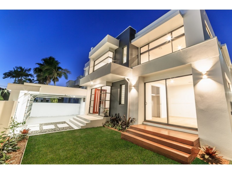 10 Lakeland Key, Broadbeach Waters QLD 4218