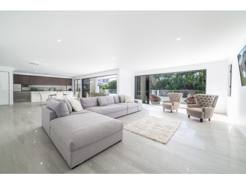 10 Lakeland Key, Broadbeach Waters QLD 4218