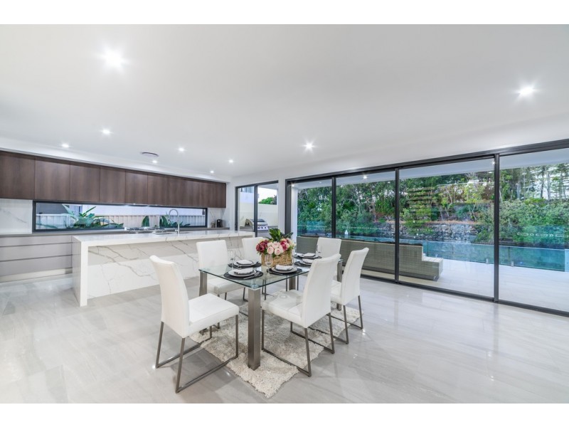 10 Lakeland Key, Broadbeach Waters QLD 4218