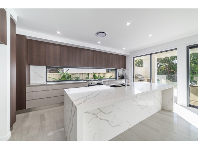 10 Lakeland Key, Broadbeach Waters QLD 4218