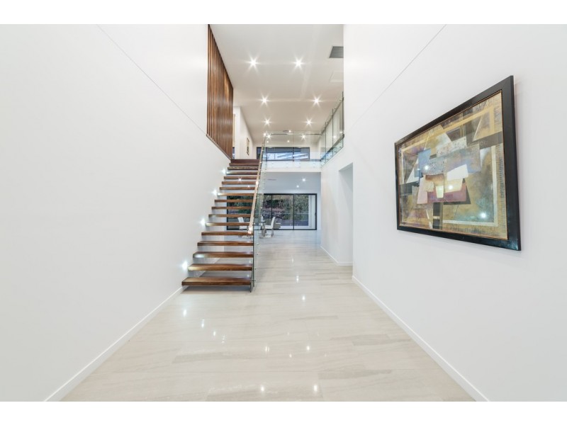 10 Lakeland Key, Broadbeach Waters QLD 4218