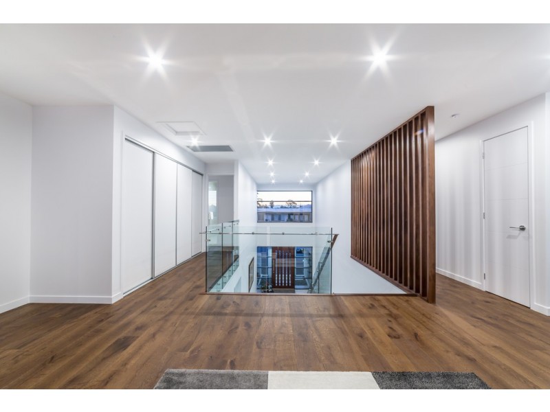 10 Lakeland Key, Broadbeach Waters QLD 4218