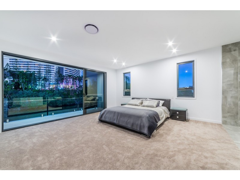 10 Lakeland Key, Broadbeach Waters QLD 4218