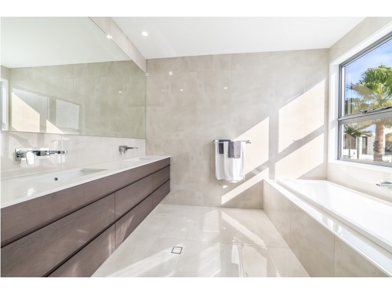 10 Lakeland Key, Broadbeach Waters QLD 4218