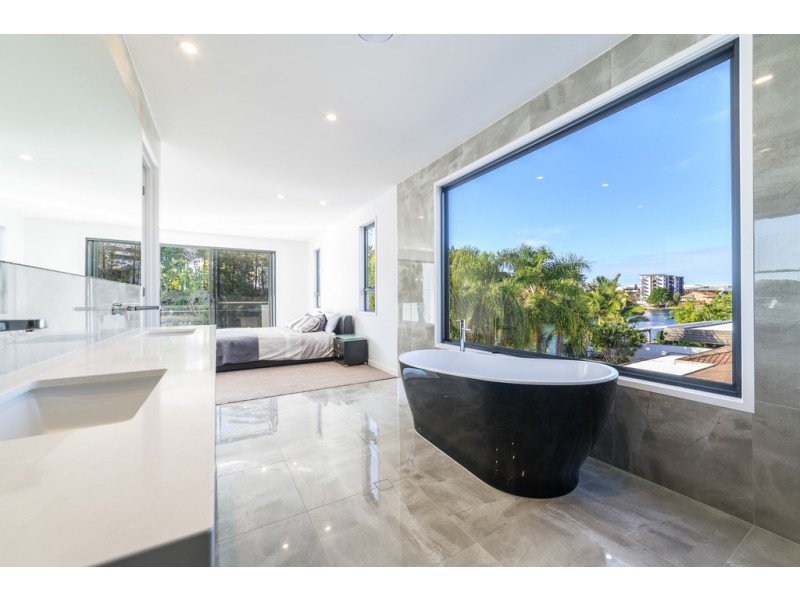 10 Lakeland Key, Broadbeach Waters QLD 4218