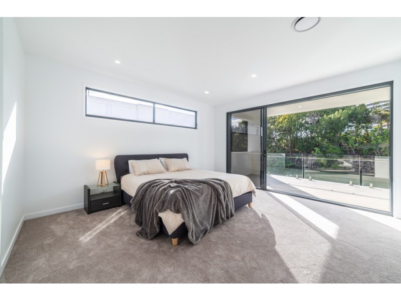 10 Lakeland Key, Broadbeach Waters QLD 4218