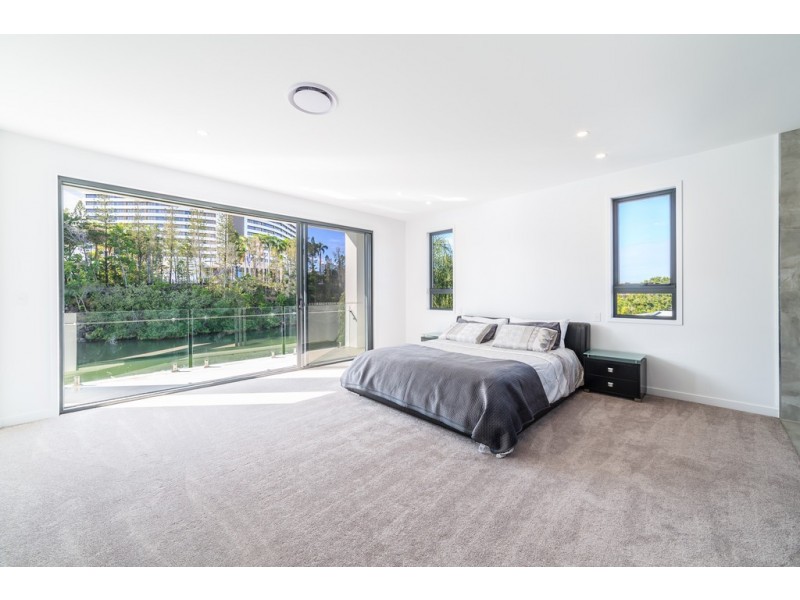 10 Lakeland Key, Broadbeach Waters QLD 4218