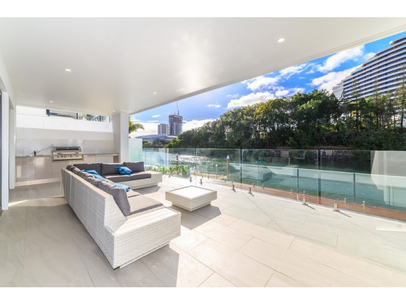 10 Lakeland Key, Broadbeach Waters QLD 4218